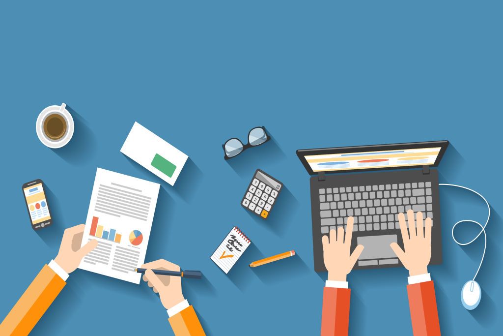 Компьютер, ноутбук, мобильный телефон, кофе в чашке на столе.