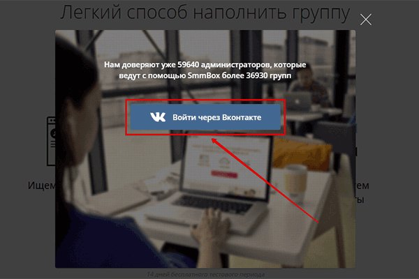 Женщина работает за столом с компьютером лэптопом. Adult female using PC laptop on desk.