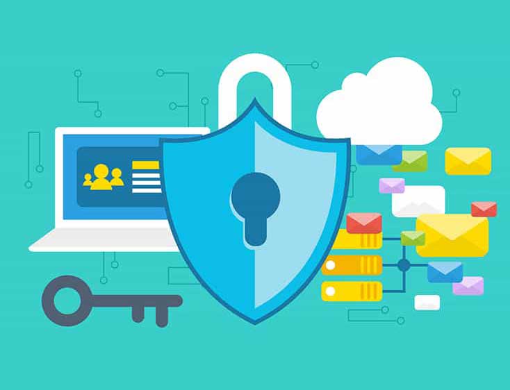 Человек в форме охранника обеспечивает безопасность в здании.