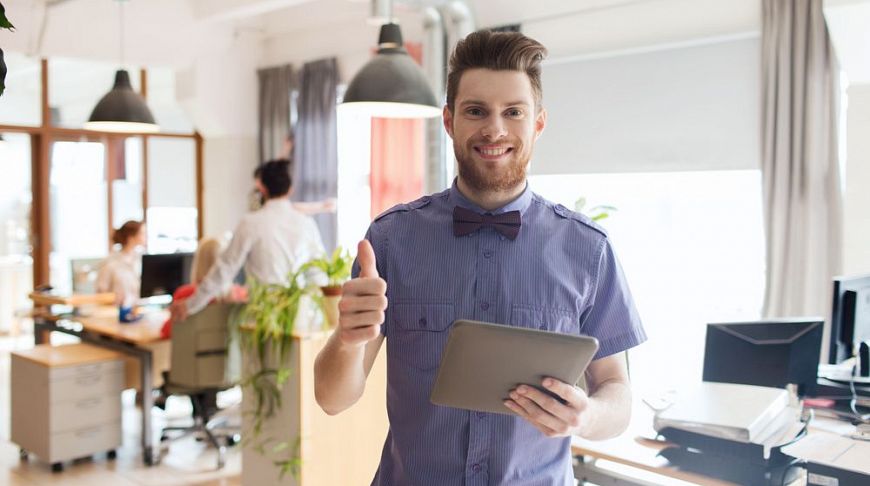 Мужчина-официант и женщина в офисе, мужчина в галстуке за монитором на стуле.