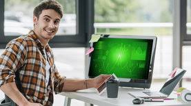 Мебель для офиса: стол для компьютера с монитором и другой техникой.