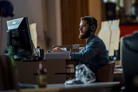 Мужчина в помещении - взрослый, мужчина, взгляд в камеру.