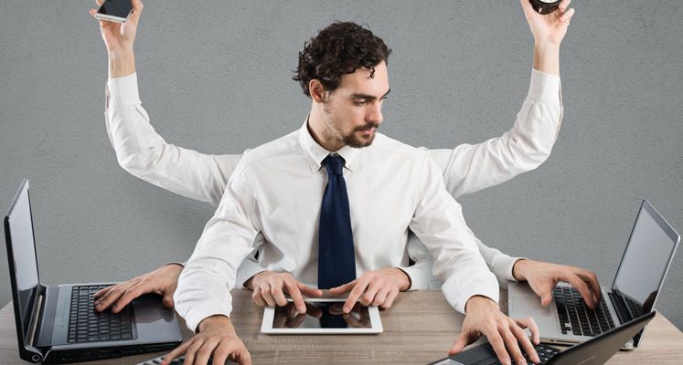 Мужчина в рубашке сидит за столом, используя ноутбук. Компьютер, лэптоп, мужчина.