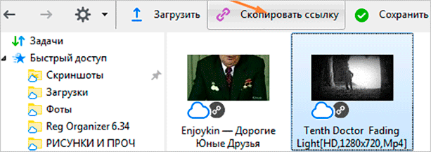 Дорослая женщина невеста смотрит на экран монитора с текстом на странице файла.