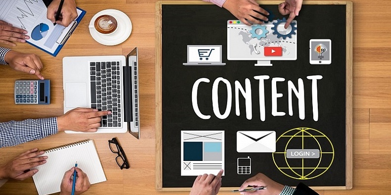 Ручка на столе с текстом и очками, рядом малыш и мужчина.