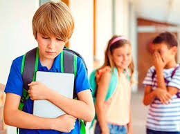 Мальчик и девочка смотрят друг на друга, изображены лица детей.