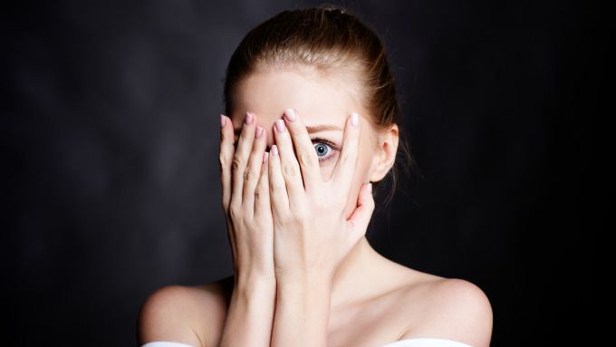 Женщина взрослого возраста со встревоженным лицом на фотопортрете.