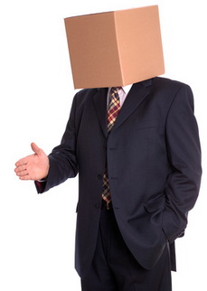 Формальная одежда - пиджак, костюм, галстук на фоне картонной коробки.