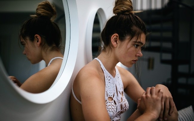 Девочка-ребенок с открытым лицом, женского пола, на картине.