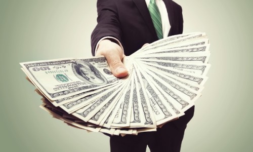 Человек в деловом костюме с галстуком, деньги и аксессуары.