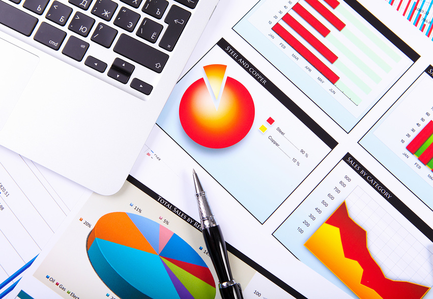 Компьютер с ноутбуком и ручкой на странице с текстом - электроника и ПК.