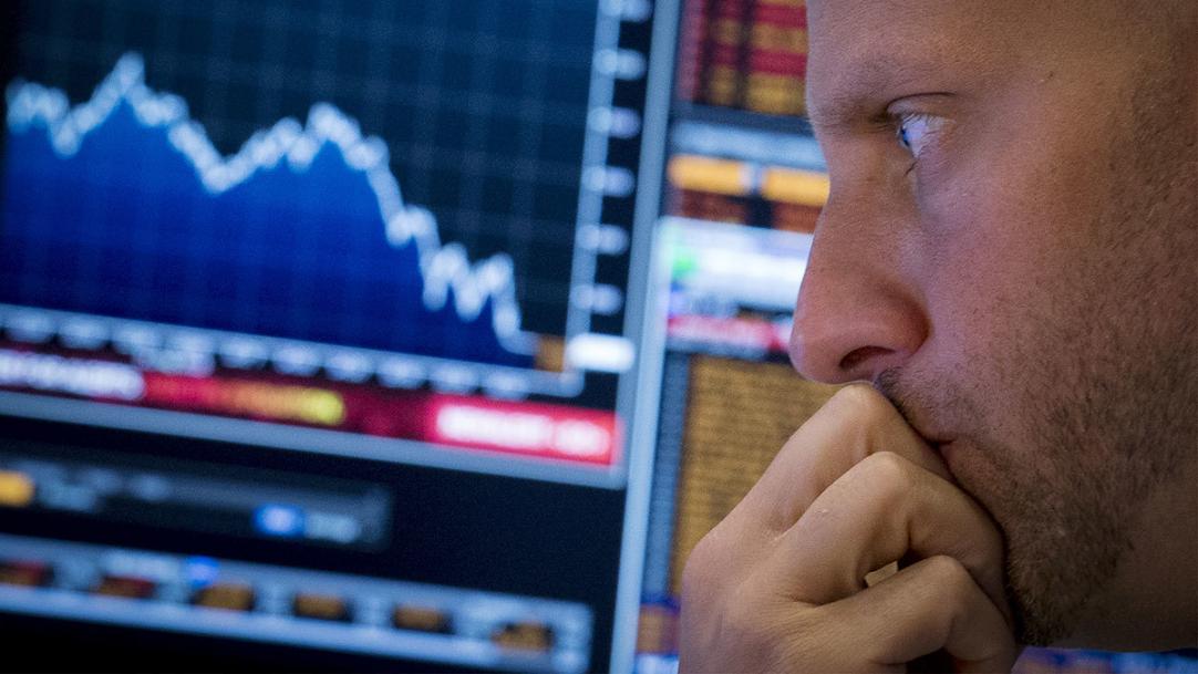 Мужчина смотрит на монитор с жесткими дисками в Electronic Store.