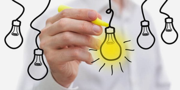 Светильник в руке человека, пальцы прикасаются к лампочке, свет, рука.