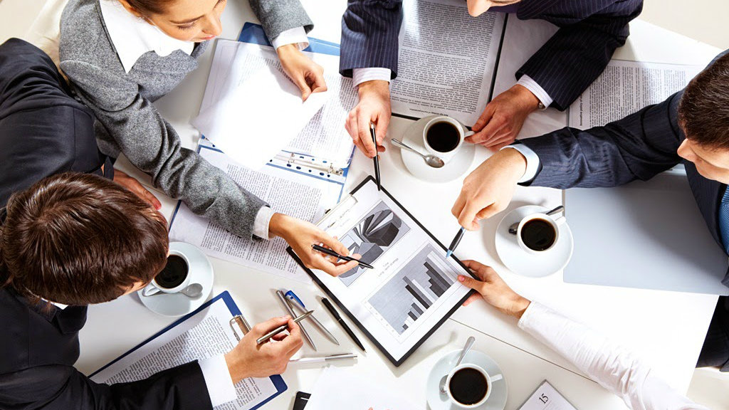 Фотография взрослой женщины и мужчины, пьющих кофе из чашек с текстом.