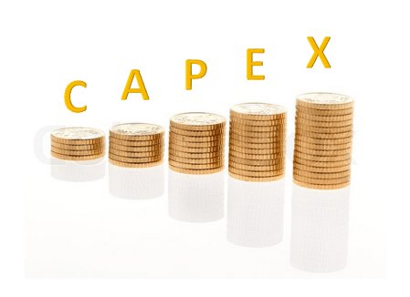 Монета, деньги и курительная трубка на деревянном столе, символ успеха.