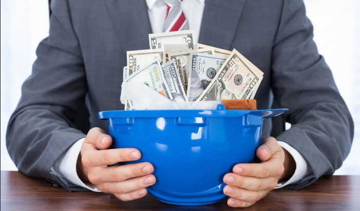 Аксессуары для офисного стиля - галстук на человеке, формальная одежда.