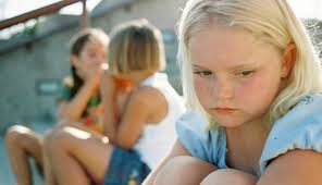 Грустное лицо блондинки на фотографии среди людей.