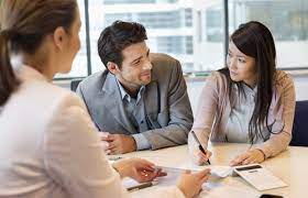 Человек в пальто обсуждает важные вопросы, серьезная беседа.