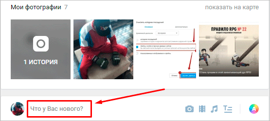 Человек в шлеме, работающий над веб-страницей с текстом на экране.