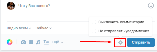 Человек читает текст на доске - оптимизированный альтернативный текст для изображения.