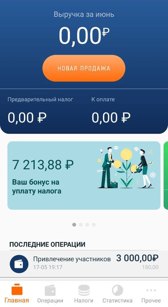 Человек, пишущий текст на компьютере.