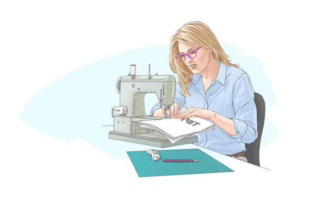 Взрослая женщина шьет на швейной машине.