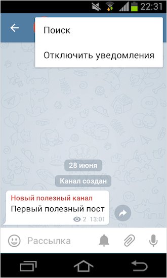 Текст на белой доске с электроникой: мобильный телефон.