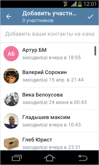 Человек с телефоном в руках, смотрящий на текст на экране устройства.
