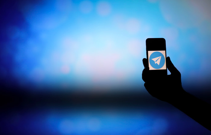 Электроника: человек фотографирует мобильный телефон на фоне красивого пейзажа.