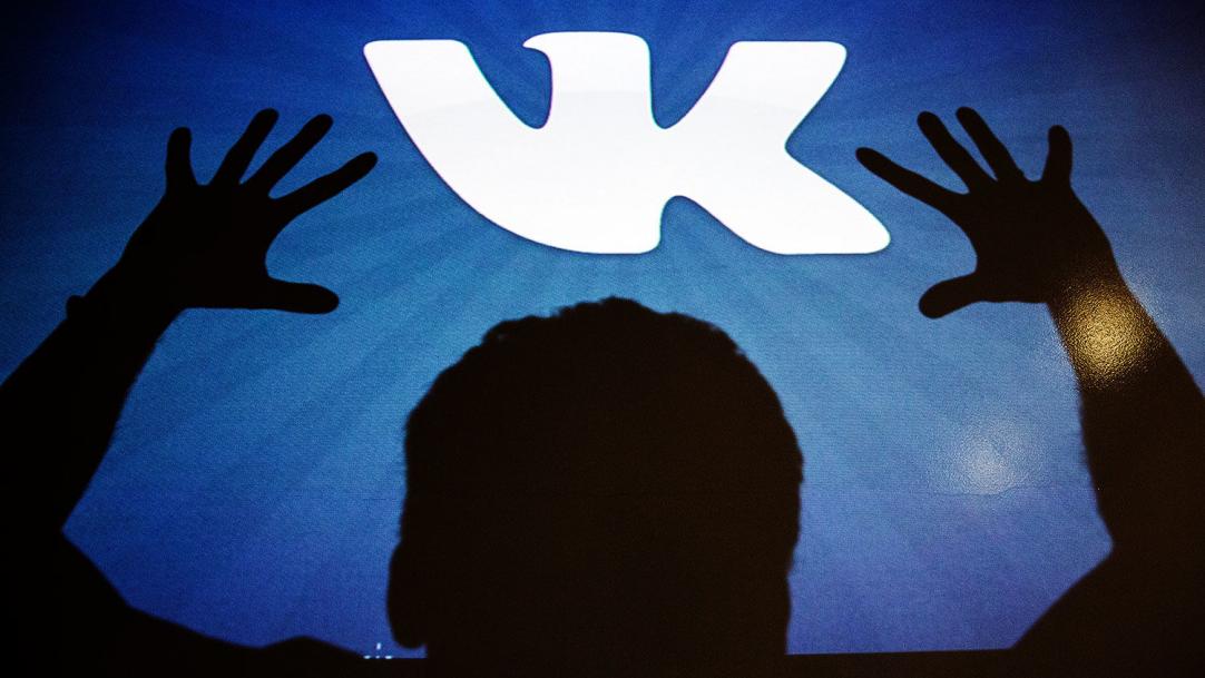 Силуэт руки человека с пальцем на фоне логотипа, люди, голова.