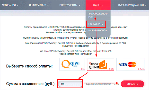 Фотография ноутбука на веб-странице с текстом на экране компьютера.