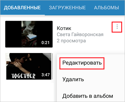 Человек читает файл с текстом на странице с заголовком.