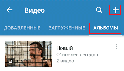 Мужчина взрослого возраста, читающий текст на экране, концентрированный.