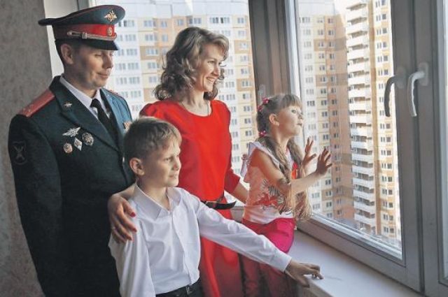 Люди: мужчина в галстуке, женщина, ребенок - девочка.