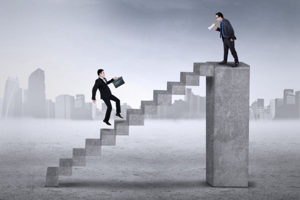 Лестница среди природы: мужчина фотографирует на улице в хорошую погоду.