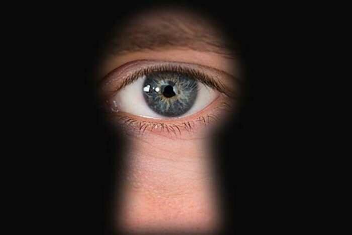 Линза для контактов на лице человека.