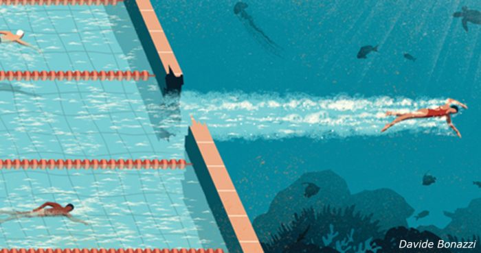 Женщина взрослого возраста плавает в бассейне на открытом воздухе, вода, водные виды спорта.