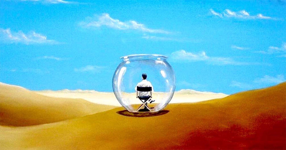 Фотография летнего пейзажа с человеком, держащим стеклянную банку в руке.