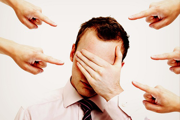 Мужчина с галстуком в формальной одежде, показывает на себя.