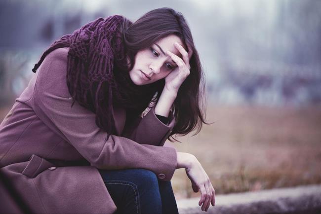 Женщина с грустным лицом в портретной фотографии.