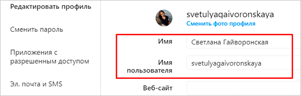 Человек читает текст на странице.