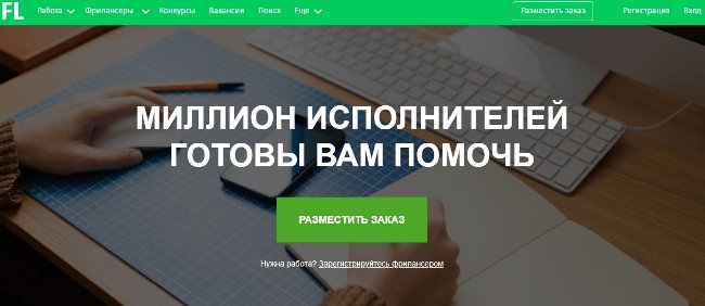 Человек пользуется компьютерной клавиатурой на столе, окруженный компьютерной аппаратурой.