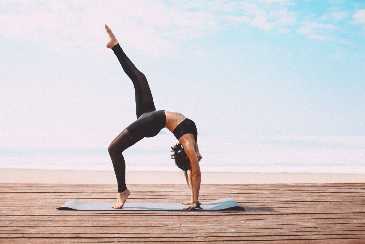 15+ лучших курсов йоги онлайн для начинающих и практикующих