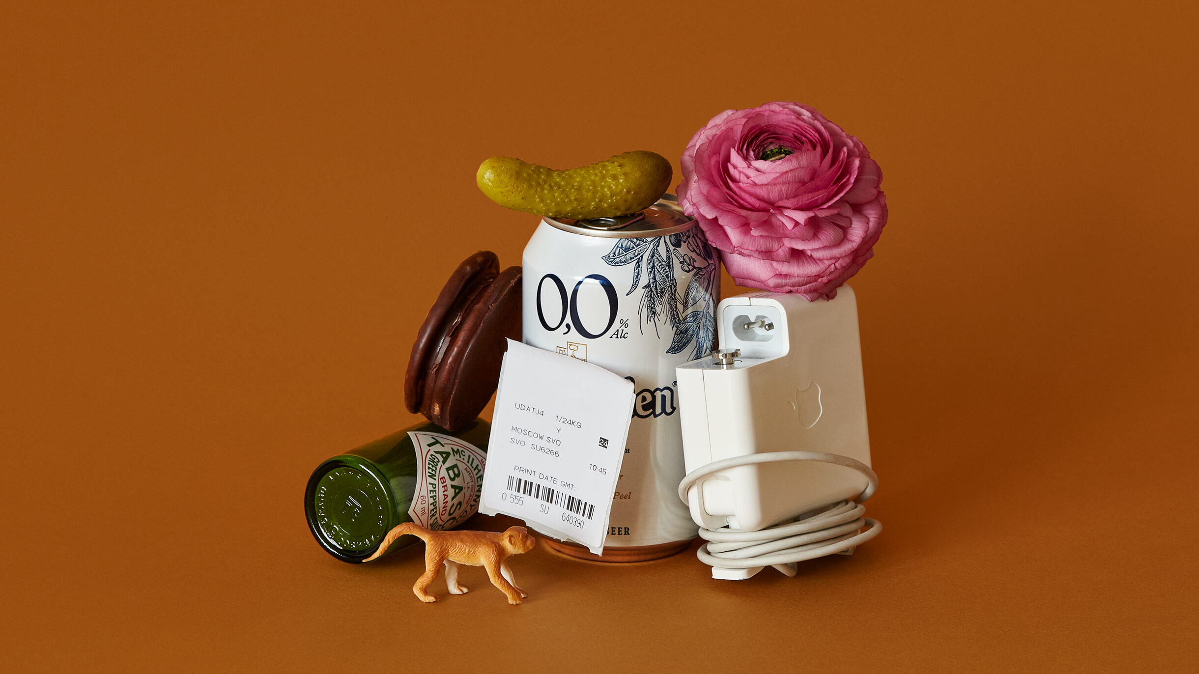 Роза в жестяной банке - красивый цветок для букета с растениями и пищей.