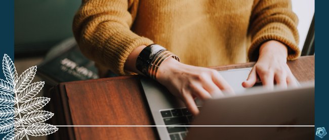 Картинка человека с ноутбуком на столе, окруженного электроникой и аксессуарами.