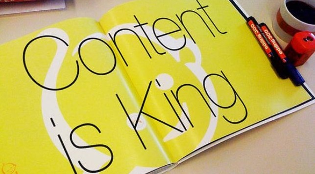 Книга с текстом и символом, изображенным на обложке, как динамит – визуальный метафора.