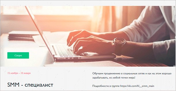 Человек использует ноутбук на столе в офисе с компьютерной клавиатурой.