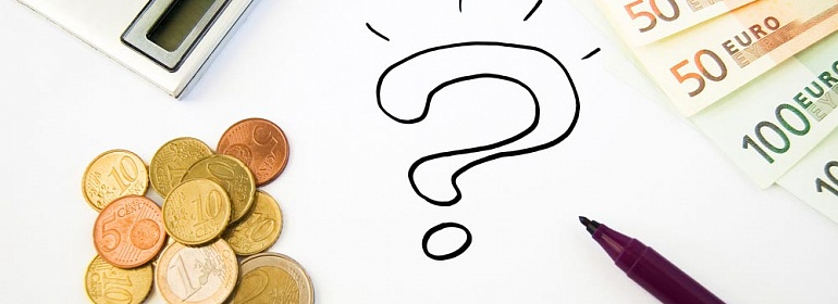 Ручка и деньги на белом фоне - идеальное сочетание.