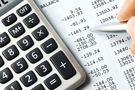 Электроника: компьютерное железо с клавиатурой, калькулятор и текст.