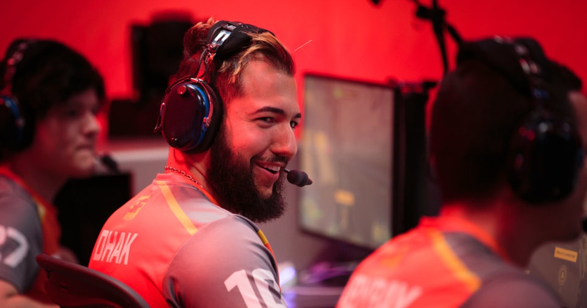 На изображении взрослый мужчина с улыбкой в наушниках с микрофоном.